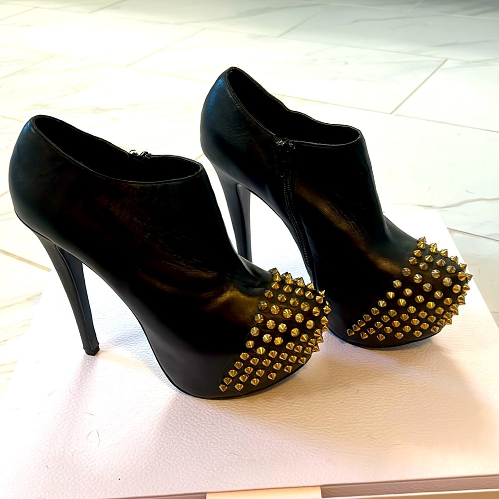 Steve Madden vampire stiletto’s with gold studded toe, women’s size 10
